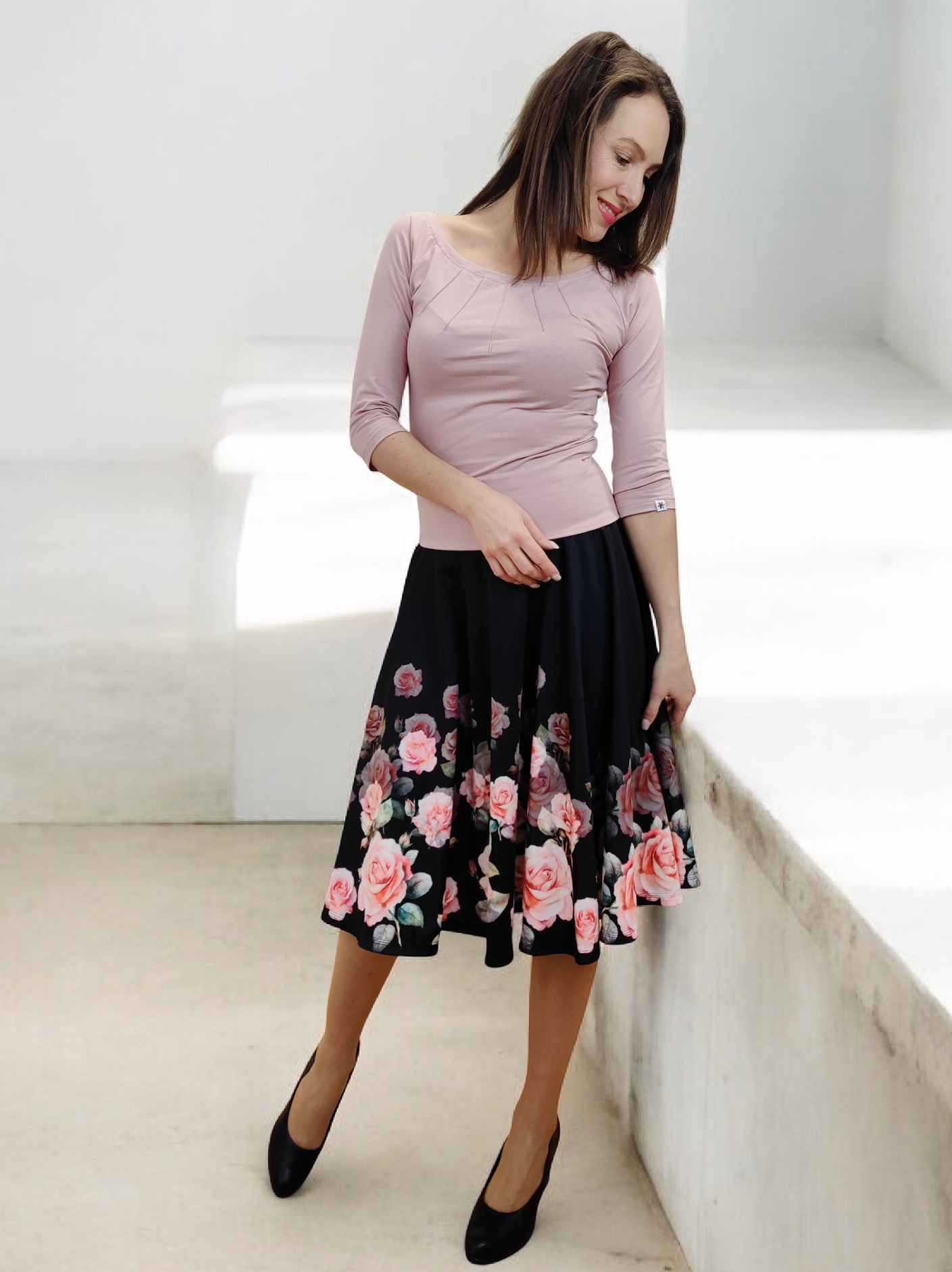 sukně ke kolenům s květy česká výroba